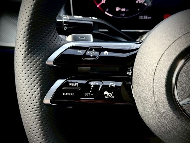 全新車｜AMG夜色、摸門、免鑰匙、P20進階跟車、車道維持、360環景、前後雷達、倒車顯影、盲點、柏林、腳踢  第11張相片