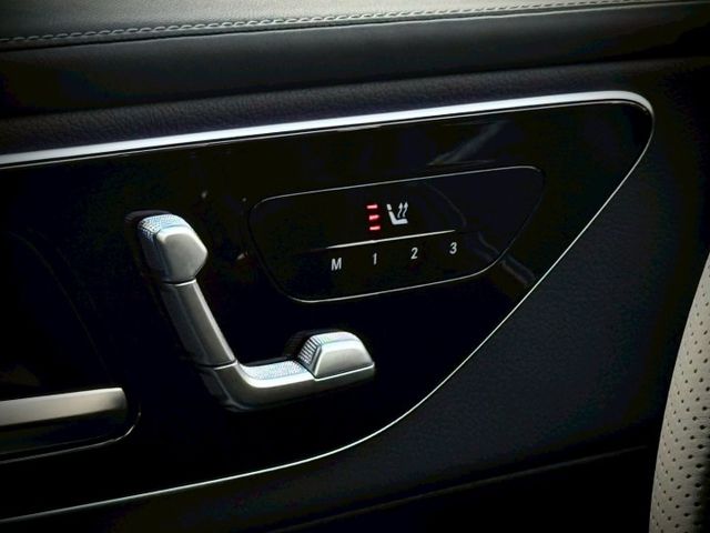 全新車｜AMG夜色、摸門、免鑰匙、P20進階跟車、車道維持、360環景、前後雷達、倒車顯影、盲點、柏林、腳踢  第12張相片