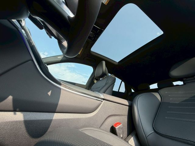 全新車｜AMG夜色、摸門、免鑰匙、P20進階跟車、車道維持、360環景、前後雷達、倒車顯影、盲點、柏林、腳踢  第17張相片