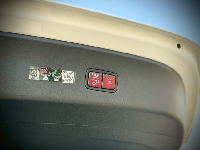 全新車｜AMG夜色、摸門、免鑰匙、P20進階跟車、車道維持、360環景、前後雷達、倒車顯影、盲點、柏林、腳踢  第18張相片