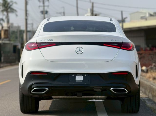 全新車｜AMG夜色、摸門、免鑰匙、P20進階跟車、車道維持、360環景、前後雷達、倒車顯影、盲點、柏林、腳踢  第19張相片