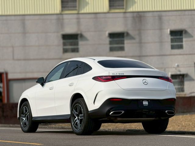 全新車｜AMG夜色、摸門、免鑰匙、P20進階跟車、車道維持、360環景、前後雷達、倒車顯影、盲點、柏林、腳踢  第20張相片