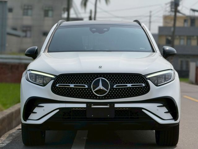 每天通勤的路，動力、舒適、科技一次到位｜AMG夜色、48V輕油電、摸門、免鑰匙、P20​、360環景、盲點、腳踢  第3張相片