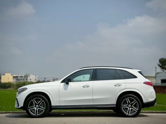 每天通勤的路，動力、舒適、科技一次到位｜AMG夜色、48V輕油電、摸門、免鑰匙、P20​、360環景、盲點、腳踢  第4張相片