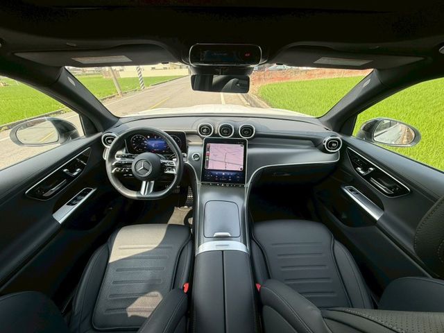 每天通勤的路，動力、舒適、科技一次到位｜AMG夜色、48V輕油電、摸門、免鑰匙、P20​、360環景、盲點、腳踢  第5張相片