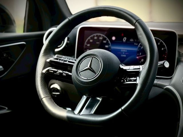 每天通勤的路，動力、舒適、科技一次到位｜AMG夜色、48V輕油電、摸門、免鑰匙、P20​、360環景、盲點、腳踢  第6張相片