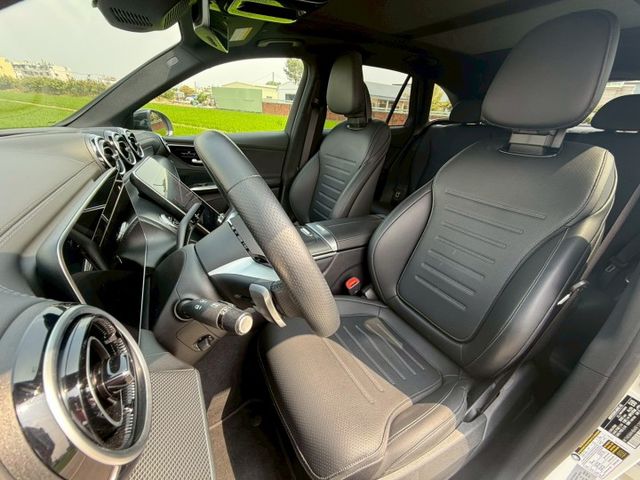 每天通勤的路，動力、舒適、科技一次到位｜AMG夜色、48V輕油電、摸門、免鑰匙、P20​、360環景、盲點、腳踢  第7張相片