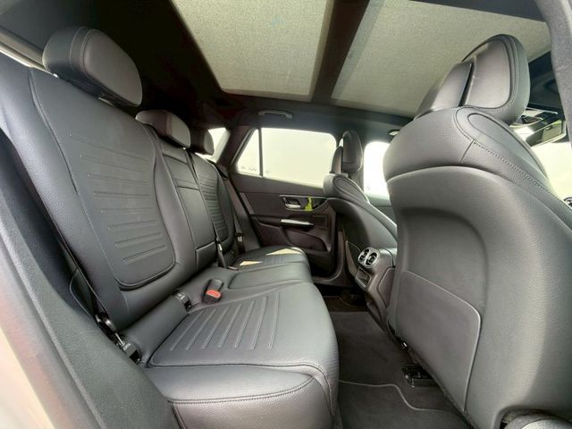 每天通勤的路，動力、舒適、科技一次到位｜AMG夜色、48V輕油電、摸門、免鑰匙、P20​、360環景、盲點、腳踢  第8張相片