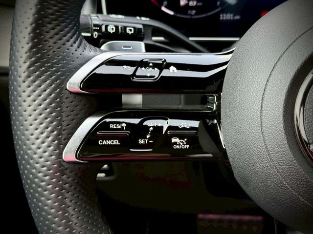 每天通勤的路，動力、舒適、科技一次到位｜AMG夜色、48V輕油電、摸門、免鑰匙、P20​、360環景、盲點、腳踢  第9張相片