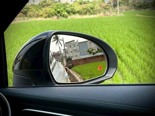 每天通勤的路，動力、舒適、科技一次到位｜AMG夜色、48V輕油電、摸門、免鑰匙、P20​、360環景、盲點、腳踢  第10張相片