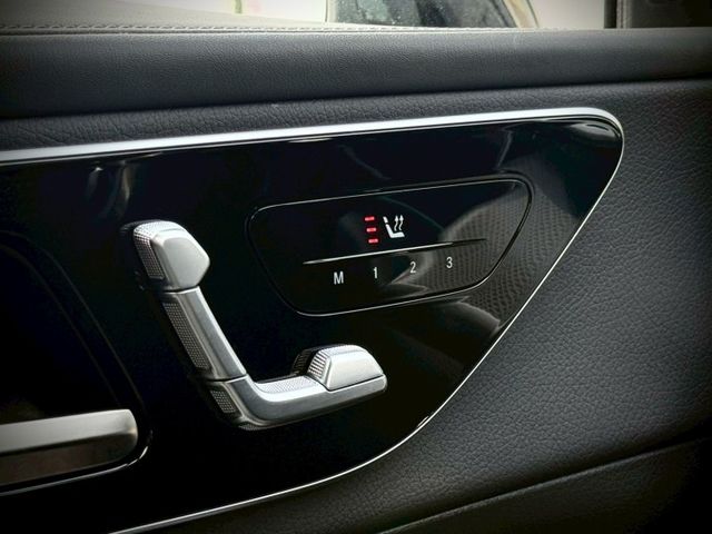 每天通勤的路，動力、舒適、科技一次到位｜AMG夜色、48V輕油電、摸門、免鑰匙、P20​、360環景、盲點、腳踢  第11張相片