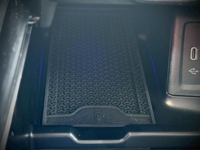 每天通勤的路，動力、舒適、科技一次到位｜AMG夜色、48V輕油電、摸門、免鑰匙、P20​、360環景、盲點、腳踢  第13張相片