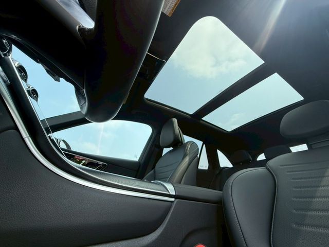 每天通勤的路，動力、舒適、科技一次到位｜AMG夜色、48V輕油電、摸門、免鑰匙、P20​、360環景、盲點、腳踢  第14張相片