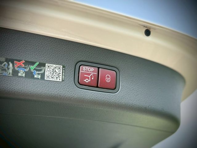 每天通勤的路，動力、舒適、科技一次到位｜AMG夜色、48V輕油電、摸門、免鑰匙、P20​、360環景、盲點、腳踢  第15張相片