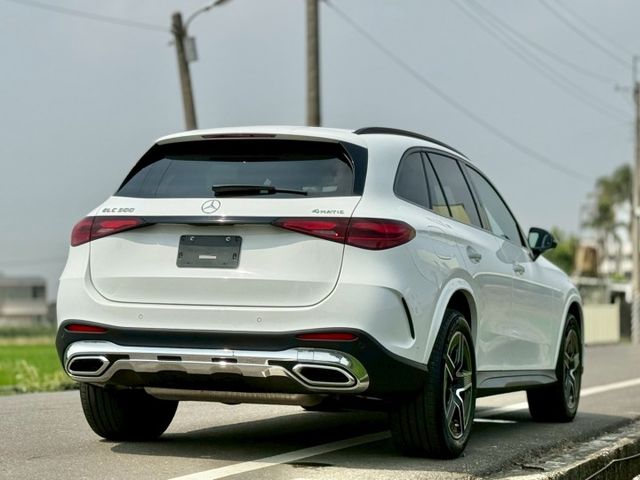 每天通勤的路，動力、舒適、科技一次到位｜AMG夜色、48V輕油電、摸門、免鑰匙、P20​、360環景、盲點、腳踢  第16張相片