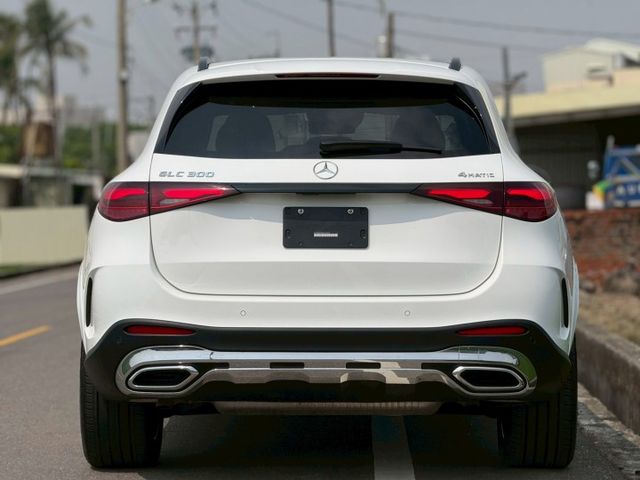 每天通勤的路，動力、舒適、科技一次到位｜AMG夜色、48V輕油電、摸門、免鑰匙、P20​、360環景、盲點、腳踢  第17張相片