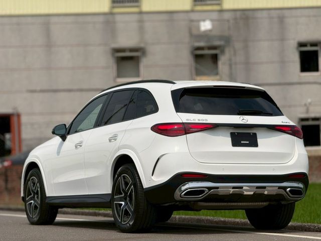 每天通勤的路，動力、舒適、科技一次到位｜AMG夜色、48V輕油電、摸門、免鑰匙、P20​、360環景、盲點、腳踢  第18張相片