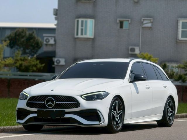 不是最誇張｜但每天都剛剛好｜越開越順眼｜AMG夜色、免鑰匙、23P、盲點、蜻蜓式平把方向盤、電尾門  第2張相片