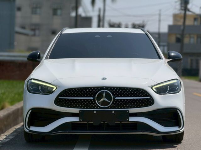 不是最誇張｜但每天都剛剛好｜越開越順眼｜AMG夜色、免鑰匙、23P、盲點、蜻蜓式平把方向盤、電尾門  第3張相片