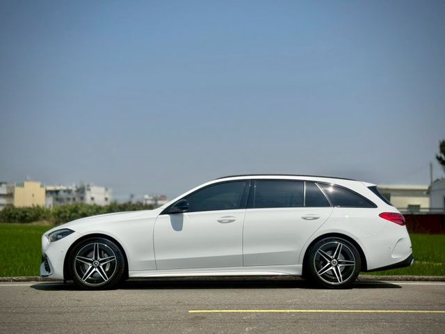 不是最誇張｜但每天都剛剛好｜越開越順眼｜AMG夜色、免鑰匙、23P、盲點、蜻蜓式平把方向盤、電尾門  第4張相片