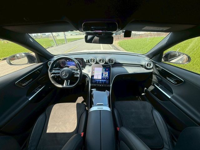 不是最誇張｜但每天都剛剛好｜越開越順眼｜AMG夜色、免鑰匙、23P、盲點、蜻蜓式平把方向盤、電尾門  第5張相片