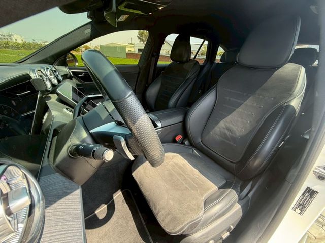 不是最誇張｜但每天都剛剛好｜越開越順眼｜AMG夜色、免鑰匙、23P、盲點、蜻蜓式平把方向盤、電尾門  第7張相片