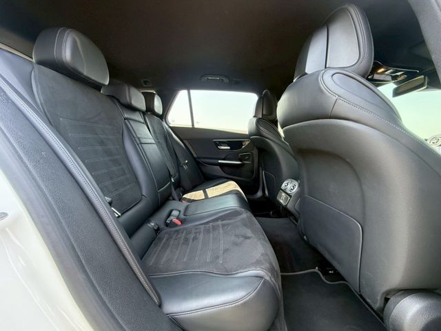 不是最誇張｜但每天都剛剛好｜越開越順眼｜AMG夜色、免鑰匙、23P、盲點、蜻蜓式平把方向盤、電尾門  第8張相片