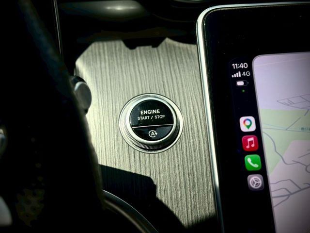 不是最誇張｜但每天都剛剛好｜越開越順眼｜AMG夜色、免鑰匙、23P、盲點、蜻蜓式平把方向盤、電尾門  第9張相片