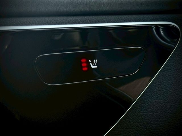 不是最誇張｜但每天都剛剛好｜越開越順眼｜AMG夜色、免鑰匙、23P、盲點、蜻蜓式平把方向盤、電尾門  第10張相片