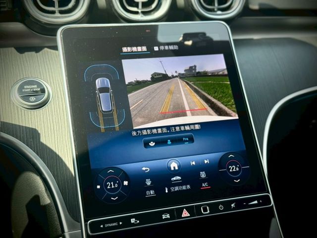 不是最誇張｜但每天都剛剛好｜越開越順眼｜AMG夜色、免鑰匙、23P、盲點、蜻蜓式平把方向盤、電尾門  第12張相片