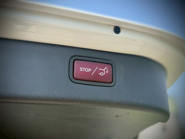 不是最誇張｜但每天都剛剛好｜越開越順眼｜AMG夜色、免鑰匙、23P、盲點、蜻蜓式平把方向盤、電尾門  第13張相片