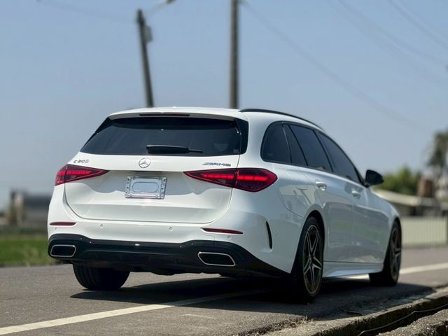 不是最誇張｜但每天都剛剛好｜越開越順眼｜AMG夜色、免鑰匙、23P、盲點、蜻蜓式平把方向盤、電尾門  第15張相片