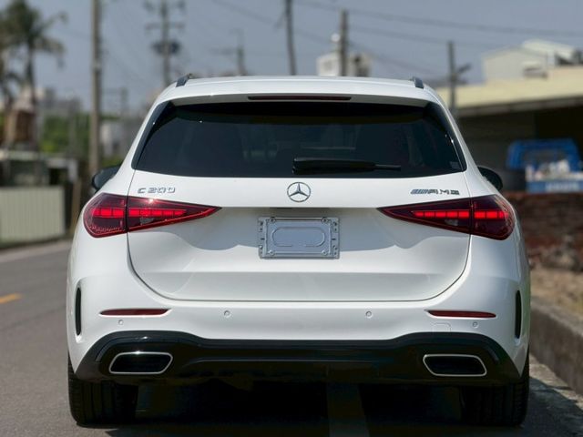 不是最誇張｜但每天都剛剛好｜越開越順眼｜AMG夜色、免鑰匙、23P、盲點、蜻蜓式平把方向盤、電尾門  第16張相片