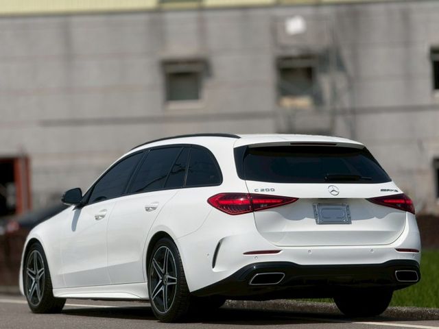 不是最誇張｜但每天都剛剛好｜越開越順眼｜AMG夜色、免鑰匙、23P、盲點、蜻蜓式平把方向盤、電尾門  第17張相片