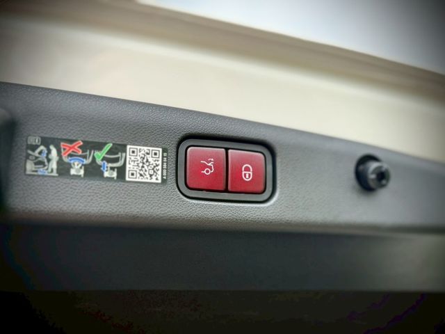 新世代豪華質感與科技全面升級｜48V輕油電、摸門、免鑰匙、P20、360環景、前後雷達、倒車顯影、腳踢、盲點、加熱方向盤  第17張相片