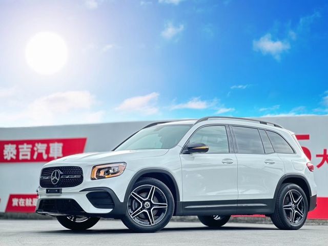 空間舒適｜質感與實用兼具｜AMG夜色、摸門、免鑰匙、ACC、360環景、前後雷達、倒車顯影、盲點、全景天窗、手機無線充  第1張相片