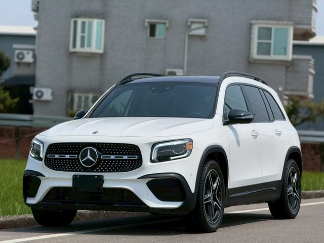 空間舒適｜質感與實用兼具｜AMG夜色、摸門、免鑰匙、ACC、360環景、前後雷達、倒車顯影、盲點、全景天窗、手機無線充  第2張相片