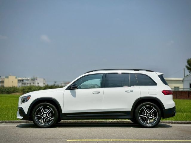 空間舒適｜質感與實用兼具｜AMG夜色、摸門、免鑰匙、ACC、360環景、前後雷達、倒車顯影、盲點、全景天窗、手機無線充  第4張相片