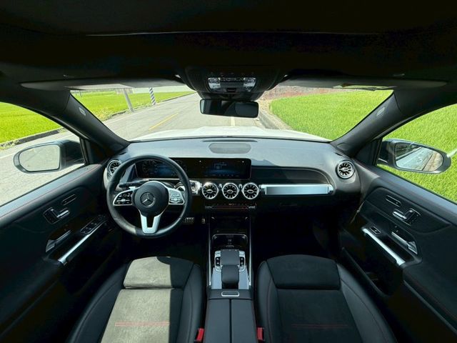 空間舒適｜質感與實用兼具｜AMG夜色、摸門、免鑰匙、ACC、360環景、前後雷達、倒車顯影、盲點、全景天窗、手機無線充  第5張相片