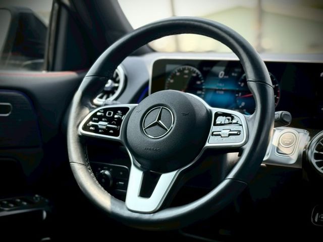 空間舒適｜質感與實用兼具｜AMG夜色、摸門、免鑰匙、ACC、360環景、前後雷達、倒車顯影、盲點、全景天窗、手機無線充  第6張相片