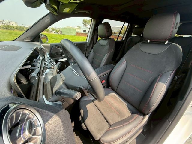 空間舒適｜質感與實用兼具｜AMG夜色、摸門、免鑰匙、ACC、360環景、前後雷達、倒車顯影、盲點、全景天窗、手機無線充  第7張相片