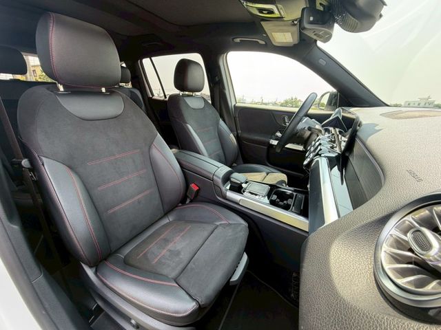 空間舒適｜質感與實用兼具｜AMG夜色、摸門、免鑰匙、ACC、360環景、前後雷達、倒車顯影、盲點、全景天窗、手機無線充  第8張相片