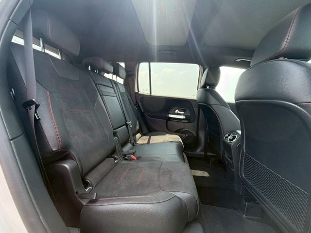 空間舒適｜質感與實用兼具｜AMG夜色、摸門、免鑰匙、ACC、360環景、前後雷達、倒車顯影、盲點、全景天窗、手機無線充  第9張相片