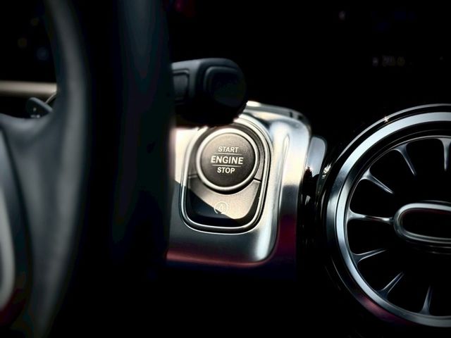 空間舒適｜質感與實用兼具｜AMG夜色、摸門、免鑰匙、ACC、360環景、前後雷達、倒車顯影、盲點、全景天窗、手機無線充  第10張相片