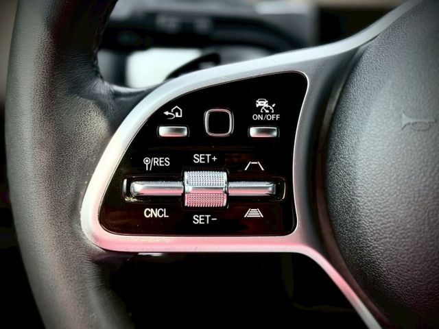 空間舒適｜質感與實用兼具｜AMG夜色、摸門、免鑰匙、ACC、360環景、前後雷達、倒車顯影、盲點、全景天窗、手機無線充  第11張相片