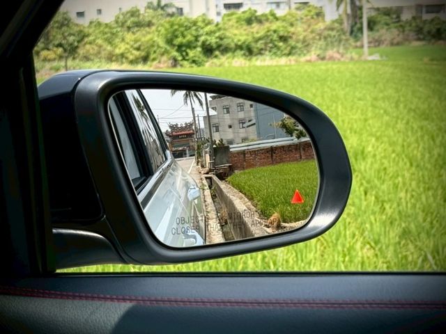 空間舒適｜質感與實用兼具｜AMG夜色、摸門、免鑰匙、ACC、360環景、前後雷達、倒車顯影、盲點、全景天窗、手機無線充  第12張相片