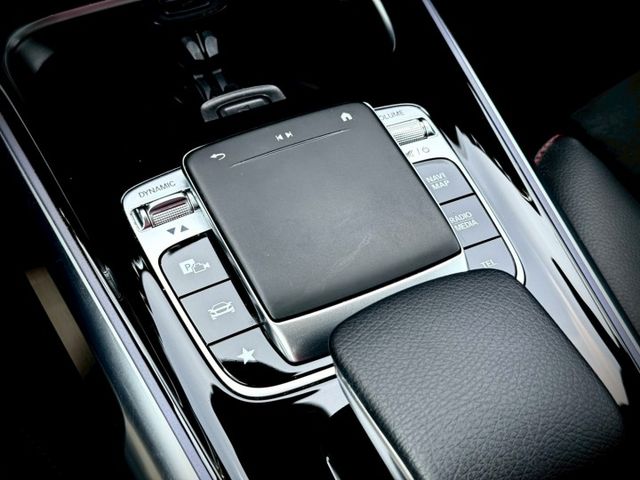 空間舒適｜質感與實用兼具｜AMG夜色、摸門、免鑰匙、ACC、360環景、前後雷達、倒車顯影、盲點、全景天窗、手機無線充  第13張相片