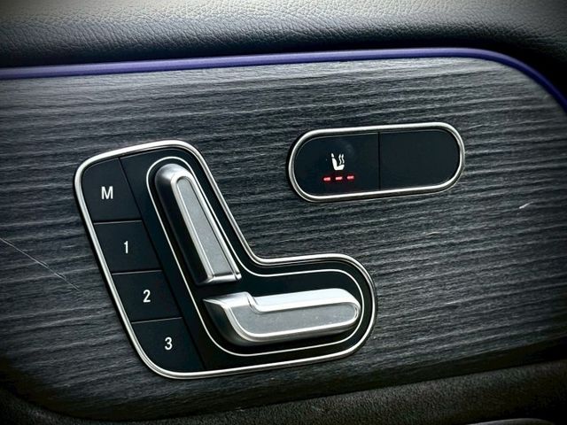 空間舒適｜質感與實用兼具｜AMG夜色、摸門、免鑰匙、ACC、360環景、前後雷達、倒車顯影、盲點、全景天窗、手機無線充  第14張相片