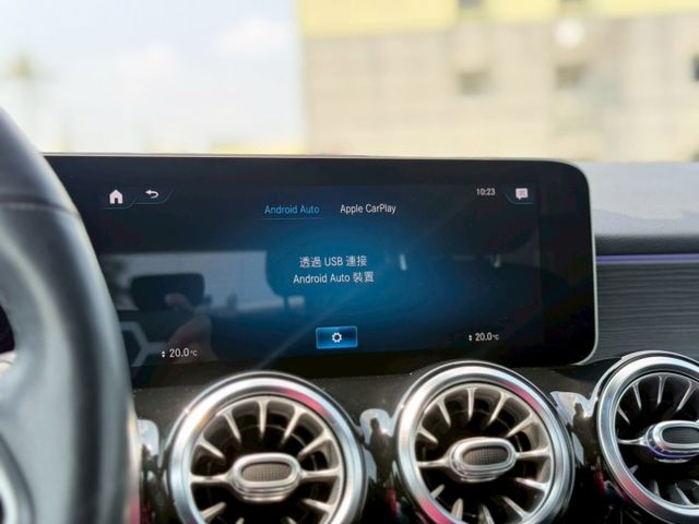 空間舒適｜質感與實用兼具｜AMG夜色、摸門、免鑰匙、ACC、360環景、前後雷達、倒車顯影、盲點、全景天窗、手機無線充  第16張相片