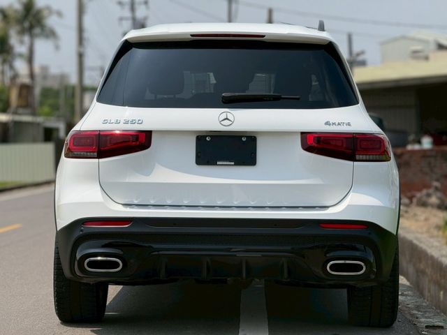 空間舒適｜質感與實用兼具｜AMG夜色、摸門、免鑰匙、ACC、360環景、前後雷達、倒車顯影、盲點、全景天窗、手機無線充  第19張相片